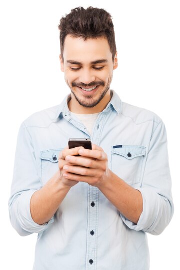 Homem feliz utilizando smartphone para criptomoedas